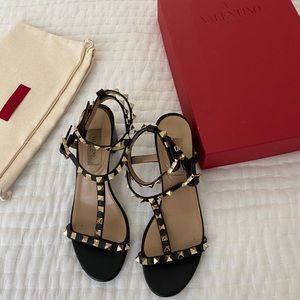VALENTINO
Black Rockstud sandals with straps